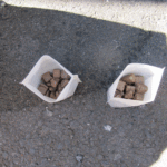 袋に肥料を入れた写真