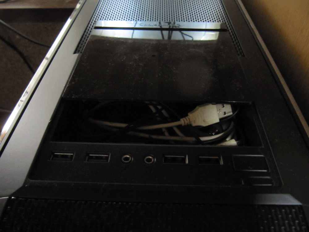PCケースの天板にあるUSB3.0と2.0其々２つずつの端子とヘッドフォン、マイク端子と小物入れの写真

