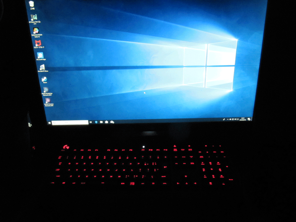 暗くしてキーボードの文字部分が赤く光っている写真