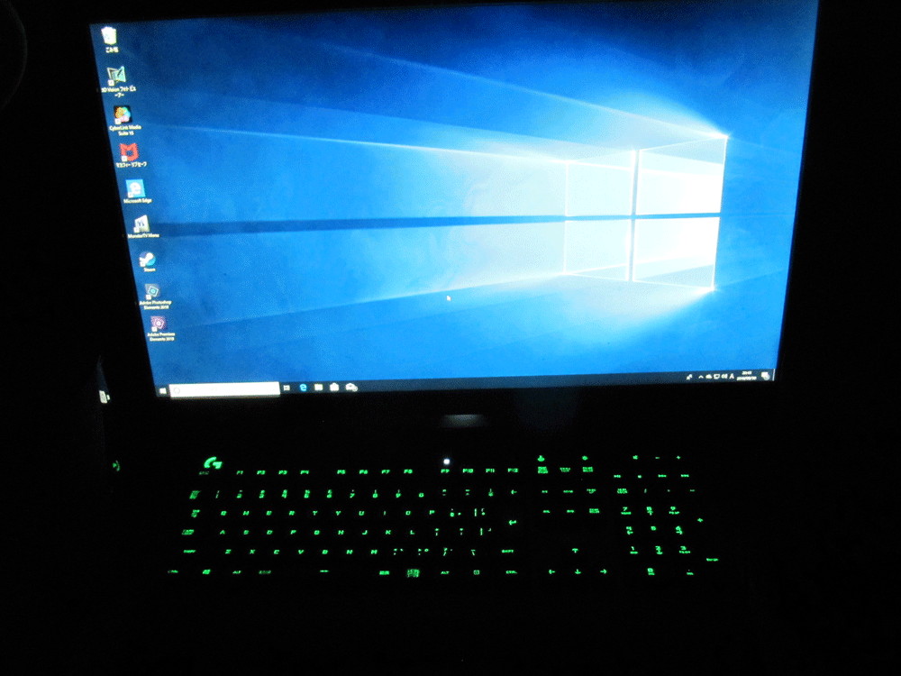 暗くしキーボードの文字部分が緑に光っている写真