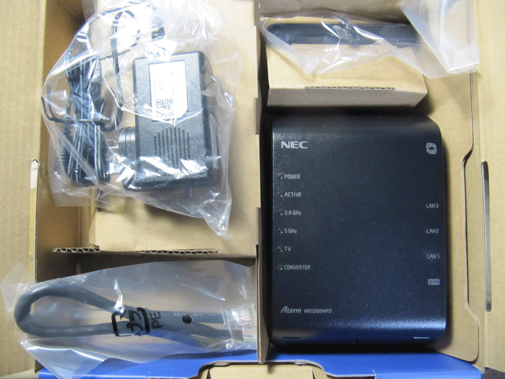 wifiホームルーターWG1200HP3の箱を開梱した写真